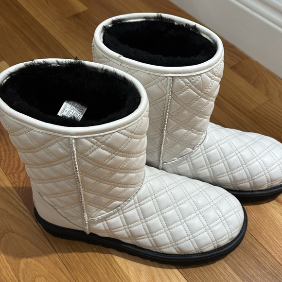 UGG classic short white genuine leather shearling lined quilted boots in size 9 - Picture 2 of 5